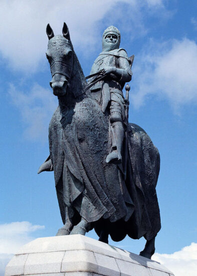 Robert the Bruce at the borestone, Bannockburn, Stirling. Charles d'Orville Pilkington Jackson (1887-1973). Bronze statue, 1964